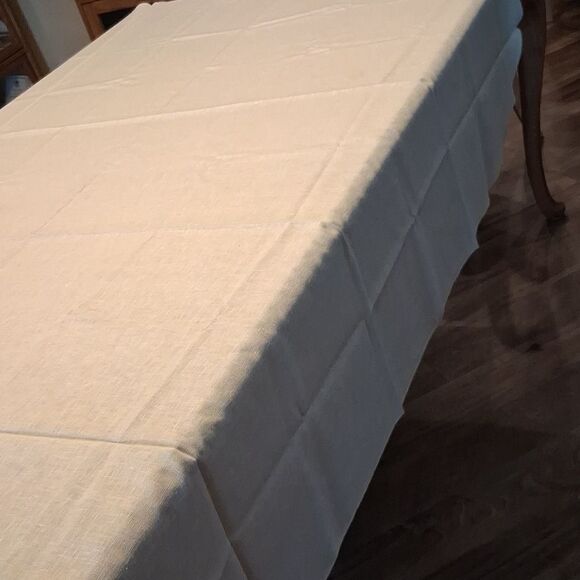 Oval White Tablecloth 107" X 68" - Picture 4 of 6